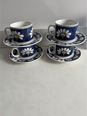Oneida Kitchen Spring Daisy 4 Coffee Cups & Saucers Blue Floral Vintage Set Tea